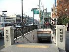 地下鉄６号線イテウォン（梨泰院・Itaewon・630）駅２番出口を出て、進行方向にまっすぐ行きます。