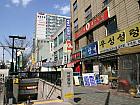 地下鉄１・６号線トンミョアッ（東廟前・Dongmyo・127）駅５番出口をでて、すぐ左のビルの２階。２階へはビル正面を見て右側に階段あり。