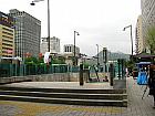 地下鉄５号線クァンファムン（光化門・Gwanghwamun・533）駅5番出口を出て、まっすぐ進みます。