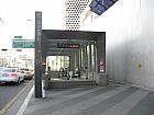 地下鉄９号線シンノニョン（新論峴・Sinnonhyeon・925）駅５番出口を出て、そのまま大通りの歩道に沿って直進します。