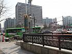地下鉄３号線キョンボックン（景福宮・Gyeongbokgung・327）駅３番出口を出てまっすぐ５０ｍ程度直進すると、バス停が見えます。そこで、バス１７１１番か、１０２０番に乗って、ピョンチャンヒルズアパートで下車。