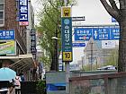 地下鉄４号線スッデイック（淑大入口・Sookmyung Women’s University・427）駅１０番出口を出たら逆方向に進みます。