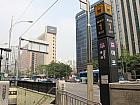 地下鉄５号線マポ（麻浦・Mapo・528）駅１番出口を出て、そのまま大通りに沿って直進します。
