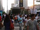 地下鉄１号線チョンガッ（鐘閣・Jonggak・131）駅４番出口を出て、そのまま大通りの歩道に沿ってまっすぐ進みます。