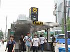 地下鉄１号線チョンガッ（鐘閣・Jonggak・131）駅４番出口を出て、すぐ右手にある普信閣（ポシンガッ）の横の路地へ入り、