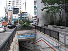 地下鉄３・４号線チュンムロ（忠武路・Chungmuro・331/423)駅４番出口を出て振り返るように進みます。