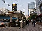 地下鉄３号線アックジョン(狎鴎亭・Apgujeong・336)駅３番出口を出て、そのまま１００ｍほど直進し、１つめの角を左に曲がると