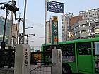 地下鉄６号線サンス（上水・Sangsu・623）駅１番出口を出て、直進します。
