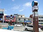 地下鉄２号線ヘウンデ（海雲台・Haeundae）駅で下車。３番または５番出口を出て直進します。 