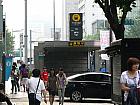 地下鉄１号線チョンガッ（鐘閣・Jonggak・131）４番出口を出て、そのまま直進します。
