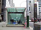 地下鉄２号線・新盆唐線カンナム（江南・Gangnam・222/D07）駅５番出口を出て、まっすぐ進み、