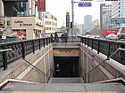 地下鉄３号線アングッ（安国・An-guk・328）駅２番出口を出て、そのまま歩道に沿って直進します。