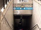 地下鉄４号線ミョンドン（明洞・Myeongdong）駅１０番出口を出てすぐ左へ戻るように曲がり
