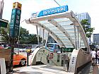 地下鉄４号線ミョンドン（明洞・Myeongdong）駅８番出口を出て
 