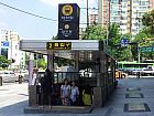 地下鉄３号線アックジョン（狎鴎亭・Apkgujeong・336）駅2番出口を出て、すぐ反対方向に行き、大通り沿いを300ｍほど直進します。