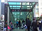 地下鉄２号線・新盆唐線カンナム（江南・Gangnam・222/D07）駅４番出口を出て、そのまま大通りの歩道に沿ってまっすぐ進みます。