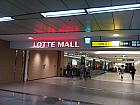 駅の中の通路をしばらく歩いていくと右手に「LOTTE MALL（ロッテモール）」の入口があります。