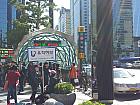 地下鉄２号線・新盆唐線カンナム（江南・Gangnam・222）駅１１番出口を出て、そのまま大通りの歩道に沿って３００ｍほど進み、