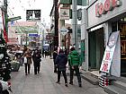 釜山タワーへ上がる階段を右手に見ながらさらに進むと、リーバイス（※2012年12月現在）のお店が右側に見えてきます。