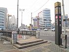 地下鉄８・９号線ソクチョン（石村・Seokchon・815/933）駅３番出口を出て直進し、