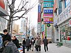 地下鉄1・3号線ヨンサン（蓮山・Yeonsan、123/305）駅を５番出口から地上に出て、