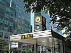 地下鉄２号線・空港鉄道・京義中央線ホンデイック（弘大入口・Hongik Univ. 239/A03/K314）駅９番出口を出て、すぐ左の繁華街を直進します。