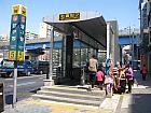 地下鉄３号線アックジョン（狎鴎亭・Apgujeong・336）駅５番出口をでて、道なりに５００ｍほど進み