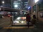 地下鉄５号線ソデムン（西大門・Seodaemun・532）駅２番出口を出て、そのまま歩道に沿ってまっすぐ進みます。