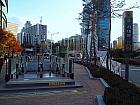 地下鉄５号線ソデムン（西大門・Seodaemun・532）駅５番出口を出て大通り沿いを２００ｍほど進みます。