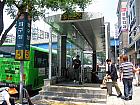 地下鉄３号線アックジョン（狎鴎亭・Apkgujeong・336）駅５番出口を出て、そのまま大通りの歩道に沿って直進します。