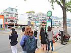 地下鉄３号線キョンボックン（景福宮・Gyongbokgung・327）駅３番出口から進行方向に１００ｍ進んだところにあるバス停からバス（7016・7018・1711・1020・7022・7212）に乗り、
