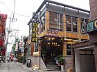 右前方（２軒目）にすぐお店があります。