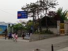 地下鉄３号線アングッ（安国・anguk・328）駅１番出口を出て70ｍほど進み、豊文女子高校のある１つめの角を右に曲がります。