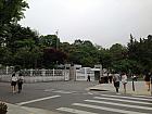 さらに400ｍほど進み、急に道路が広くなる地点まで来たら、左側の国務総理公館の白い門から左折します。