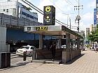 地下鉄３号線アックジョン（狎鴎亭・Apgujeong・336）駅３番出口を出て、すぐ左後ろ方向へ振り返り