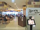 仁川空港３階出国ロビーのＤ、Ｇ、Ｊカウンター前のエスカレーターから４階へ。レストランエリアやや西側にあり。