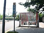 地下鉄６号線ノクサピョン（緑莎坪・Noksapyeong・629）駅２番出口を出て、そのまま直進します。