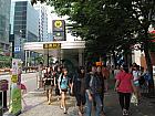 地下鉄２号線・空港鉄道・京義中央線ホンデイック（弘大入口・Hongik Univ. 239/A03/K314）駅９番出口を出てすぐ左の角を曲がり直進。