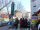 地下鉄４号線ヘファ（恵化・Hyehwa）駅４番出口を出て、すぐ右を向き、目の前にある小道を横断します。