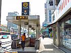 地下鉄３号線ホンジェ（弘済・Hongje・324） 駅４番出口を出て、そのまま直進します。