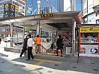地下鉄４号線ミョンドン（明洞・Myeong-dong・424）駅６番出口を出て、左手に伸びるメインストリートをまっすぐ進みます。