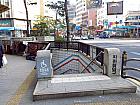 地下鉄３・４号線チュンムロ（忠武路・Chungmuro・331/423）駅５番出口を出て、そのまま直進。