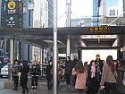 地下鉄４号線ミョンドン（明洞・Myeong-dong・424）駅６番出口を出て左へ、メインストリートを明洞通りの方へまっすぐ歩いていきます。