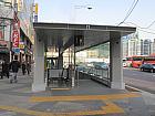 地下鉄１・２号線シチョン（市庁・City Hall・132/201）駅１番出口を出て後ろ方向に歩いて行きます。
