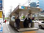 地下鉄２・３号線キョデ（教大・Seoul Nat’l Univ. of Education・223/340）駅１４番出口を出てそのまま直進。