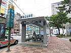 地下鉄４号線ミョンドン（明洞・Myeong-dong・424）駅４番出口を出て、そのまま直進。