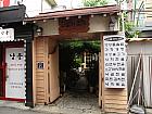 40mほど行くと左手にあります。徒歩約３分。