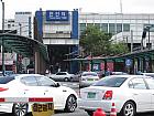国鉄・地下鉄１号線チョナン（天安・Cheonan・ P169）駅の１番出口を出てすぐ右に曲がり、８０ｍほど直進し