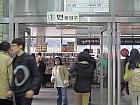 地下鉄２号線カンビョン（江辺・Gangbyeon・214）駅１番出口方面へ向かい、