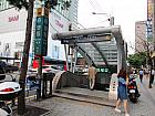 地下鉄４号線ミョンドン（明洞・Myeong-dong・424）駅４番出口を出て、